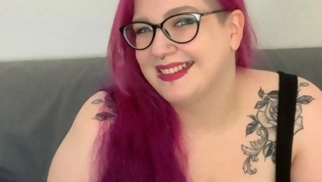 Drink one liter - piss how much? For all my pee lovers - German Goth BBW Abby Strange pissing