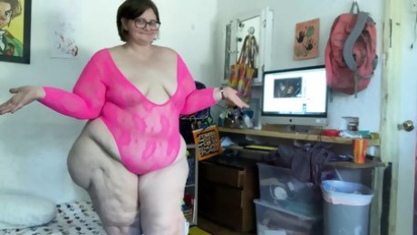 Just a slutty SSBBW craving your attention to watch me and look at my curvy body